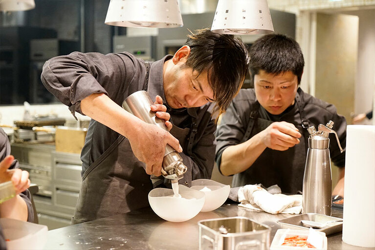 オープンキッチンなので、メインホールからは調理する谷口シェフの姿が見える。窓の外の景色を眺めるならテーブル席がいいけれど、調理中のシェフの手元まで眺めたいならカウンター席がお勧めだ。