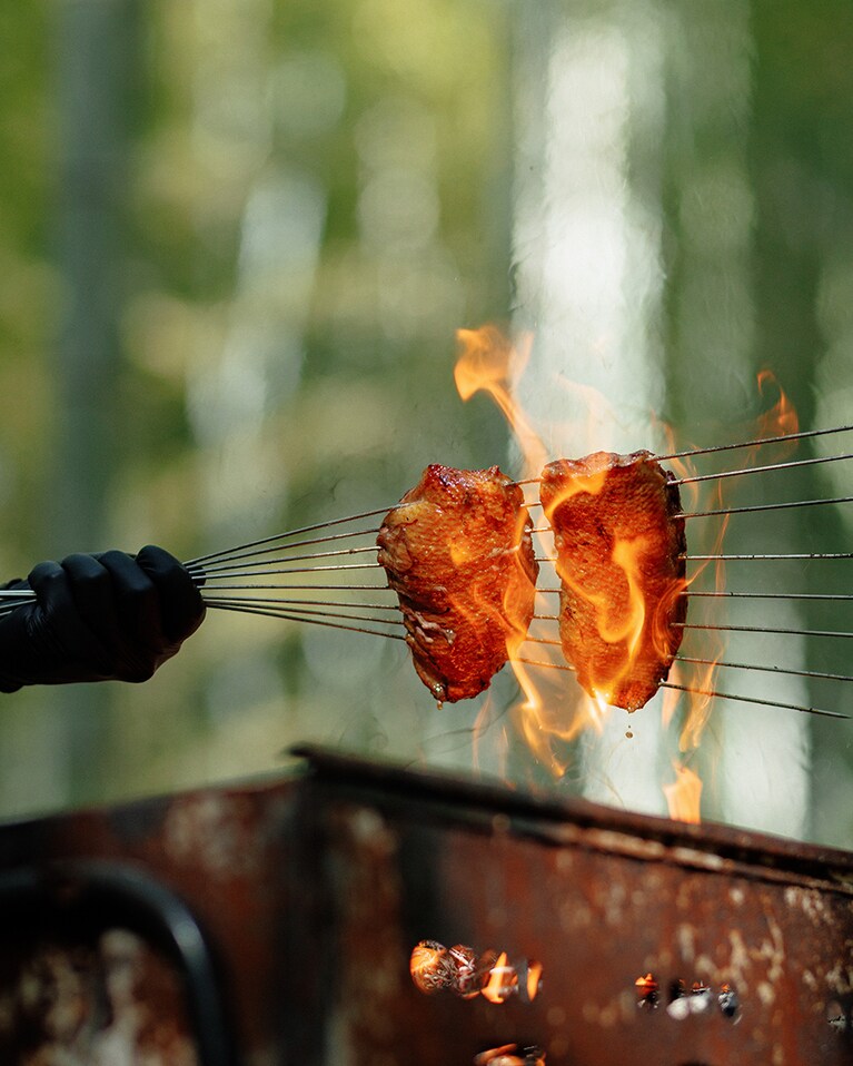 肉を焼く様子に食欲が。