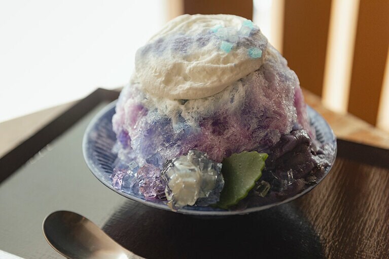 特別に作っていただいた梅雨の限定かき氷「紫陽花」温かいお茶つき 1,980円、おかわり氷 1,390円。5月20日頃～6月末頃まで提供予定。