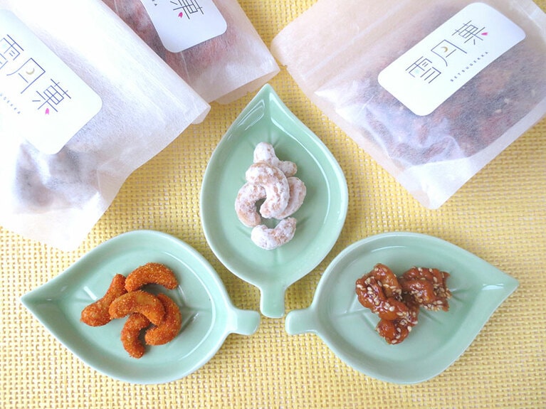 ナッツ菓子。左から「肴(あて)ナッツ」648円、「霜掛けナッツ」648円、「くるみ硝子」756円。