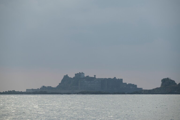 大海原に突然現れる廃墟の島は、異様な雰囲気を放っている。