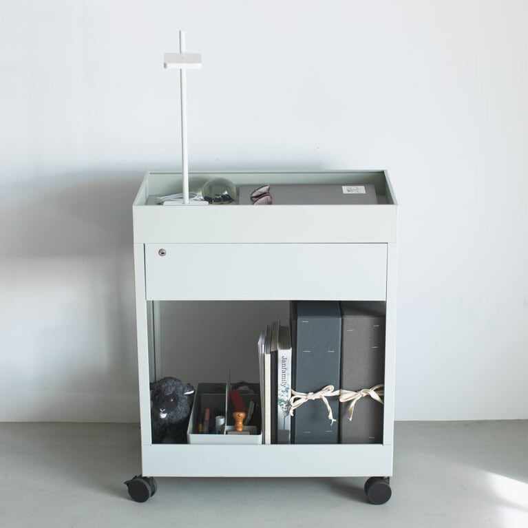 使わないときは仕事道具をワゴンに収納。