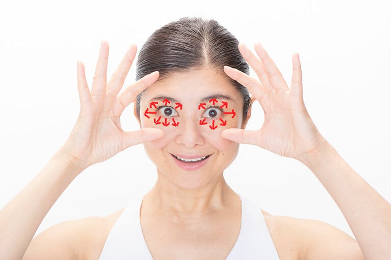 基本の姿勢を作ったら、親指と人差し指を使ってまぶたを押し上げて、指の力で固定させる。