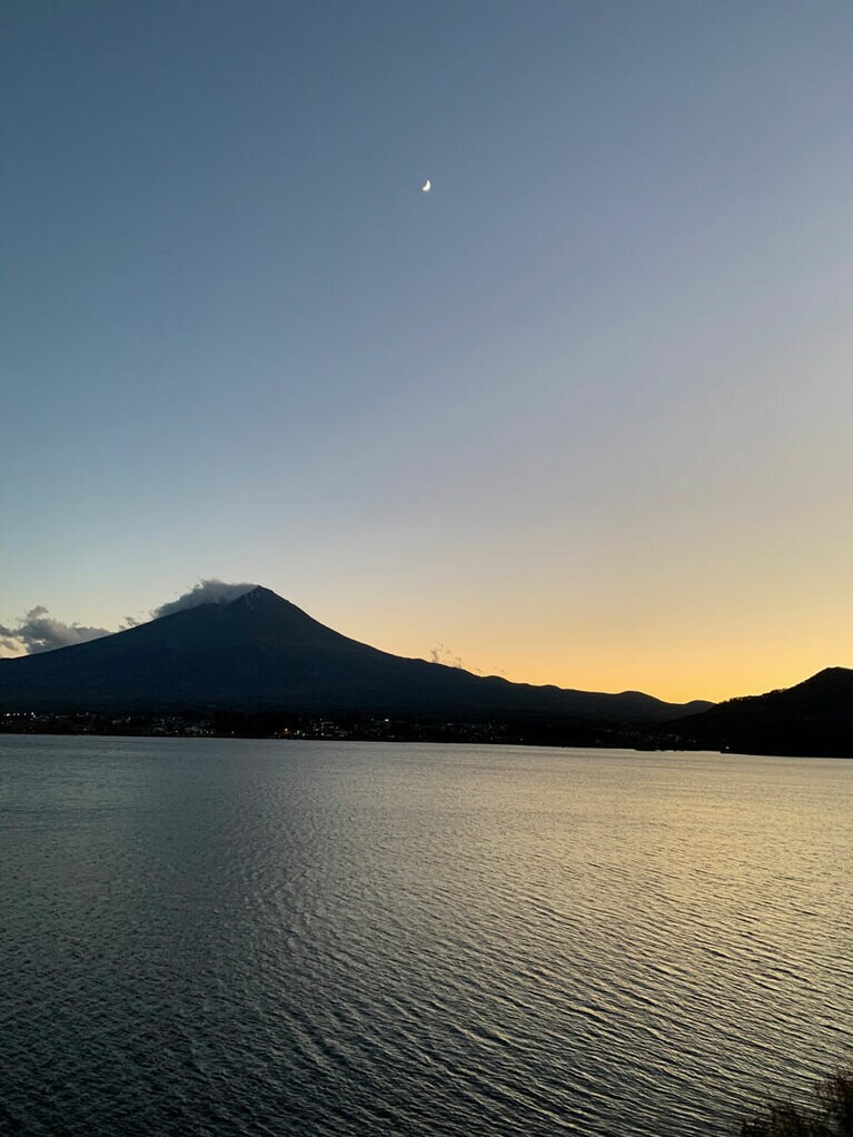 同じく湖北ビューライン沿いの「コテージ戸沢センター」前より(12月撮影・快晴の夕方)。