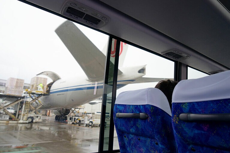 ランプエリアの貨物機を間近に見ながら移動。ずらりと並んだ貨物機は積み込み作業中だった。