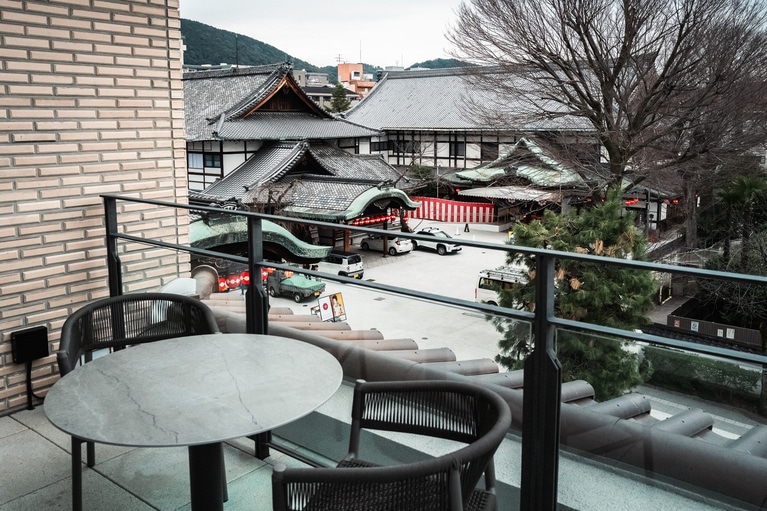 弥栄スイートのバルコニーからは、隣接する「祇園甲部歌舞練場」や「祇園 花街芸術資料館」などが一望できます。