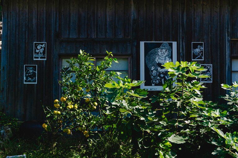 まるで集落全体が美術館。地元住民の作品が集う「両津大川の版画」