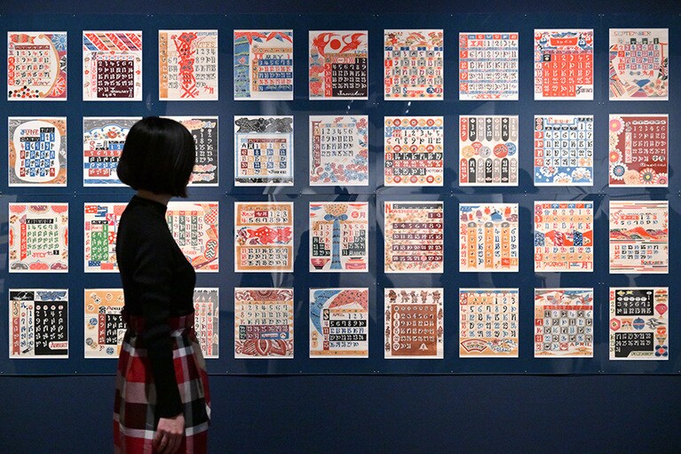 今なお高い人気を誇る染色家・芹沢銈介の型染カレンダーをずらりと並べた特別展示。ひな祭りなど愛らしいモチーフの春の作品も。