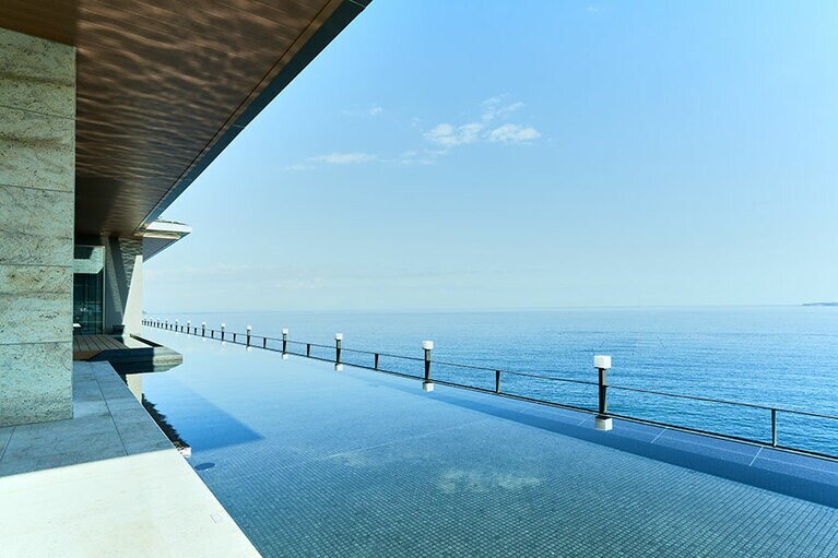 展望露天風呂では絶景を眺めながらくつろぐことができる。