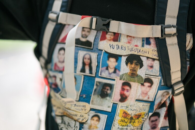 バラナシにあるラッシー屋の壁の写真をプリントしたTシャツ。