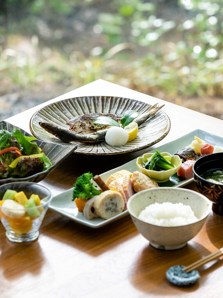 滋味深さとモダン、素材で優しい味わいがすっと立ち現れる料理。朝は美しい光のなか自家米と野菜ふんだんの和定食を。