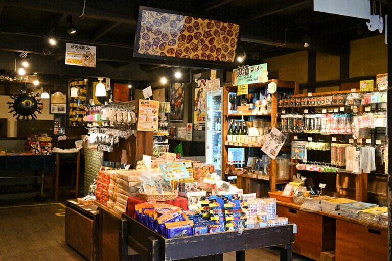 鬼太郎グッズがところ狭しと並ぶ1Fショップ。©水木プロ