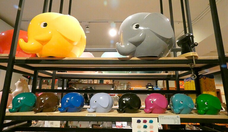 ◆北歐大象存錢筒(貯金箱) 1,850元(大)、370元(小) ◆北歐大象鑰匙圈(キーホルダー) 170元。部屋に一つは飾っておきたくなる貯金箱。