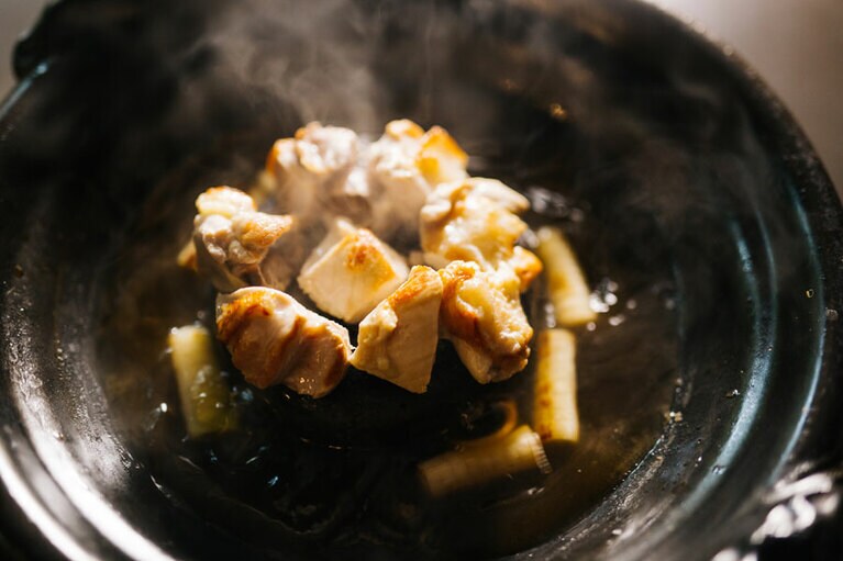 石山離宮 五足のくつ［熊本／下田温泉］ヴィラCレストラン天正 名物 天草大王の石焼き蒸し鍋。