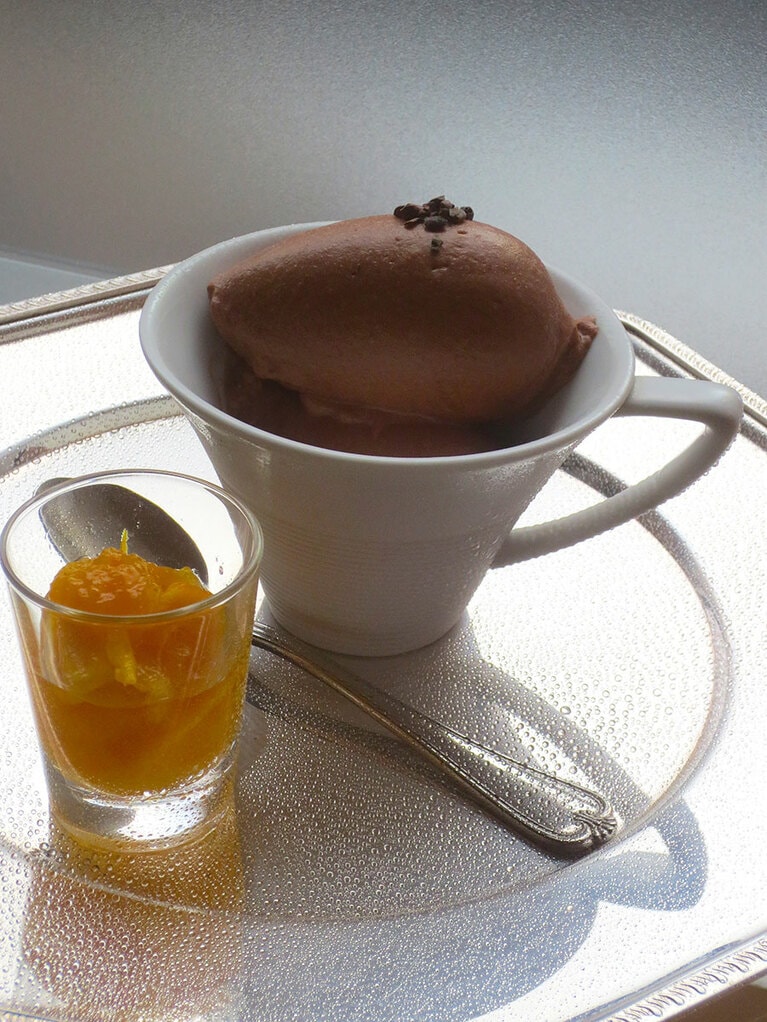 「ビターチョコレートのシャーベット(冷菓)　バレンシアオレンジのマーマレードと共に」880円。爽やかなチョコレートとほろ苦いオレンジの香りが広がる。
