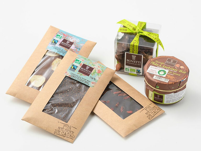 Bovetti(ボベッティ)チョコレート各種。右から時計回りに：ビターチョコスプレッド(ヘーゼルナッツ入り)980円(200g)、板チョコレート3種各880円(100g)、ナッツとドライフルーツ入りチョコ詰め合わせ2,480円(200g)。