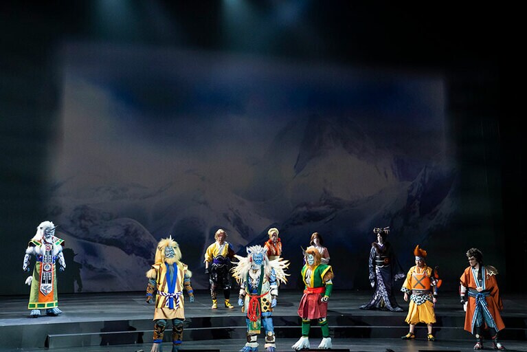 雪峯ガガゼトはシンプルな舞台で表現　©SQUARE ENIX／『新作歌舞伎 ファイナルファンタジーⅩ』製作委員会