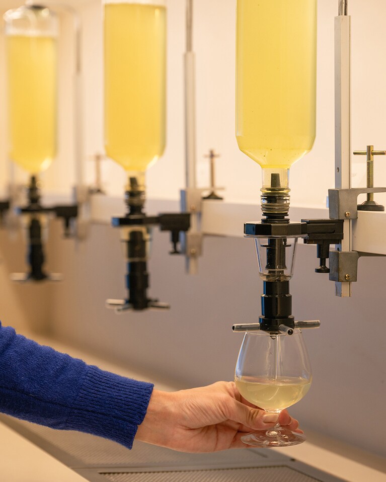 水出し茶を少量から楽しむことのできるティースタンド。湯上がりに立ち寄って。