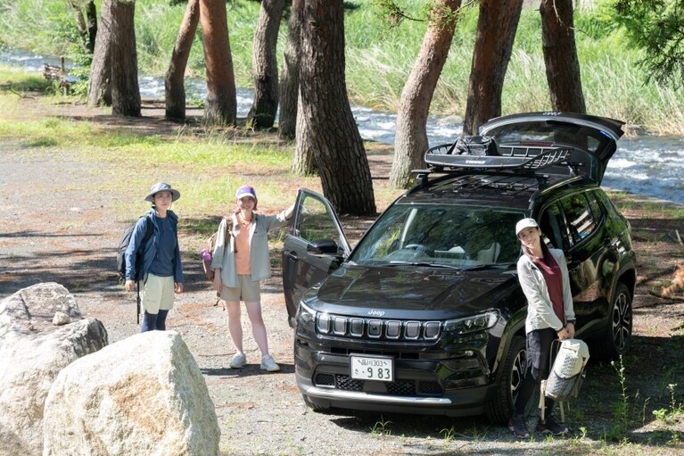 旅の相棒はJeep® Compass Limited。広々とした車内に山登りのお供となるグッズたちを積んで。
