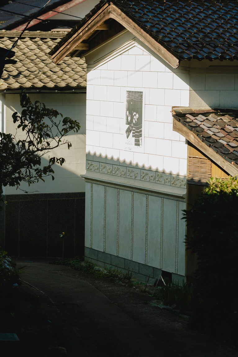 まるで集落全体が美術館。地元住民の作品が集う「両津大川の版画」