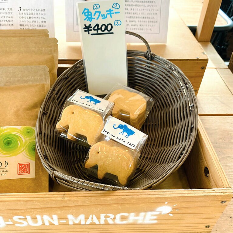 「青い象」が描かれたマグカッやTシャツ、クッキーといったおみやげグッズも販売。象の鼻カフェのアイコン「青い象」はミナ ペルホネンのデザイナー、皆川明氏によるもの。