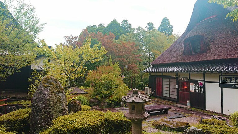 ［ゆのくにの森］江戸から明治にかけて建てられた古民家を移築し、古きよき里山の風景が再現されています。