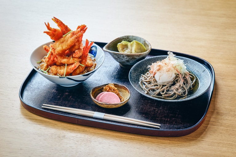 ランチ限定メニューの「甘海老カツピラミッド丼（越前おろし蕎麦付）」3,300円。