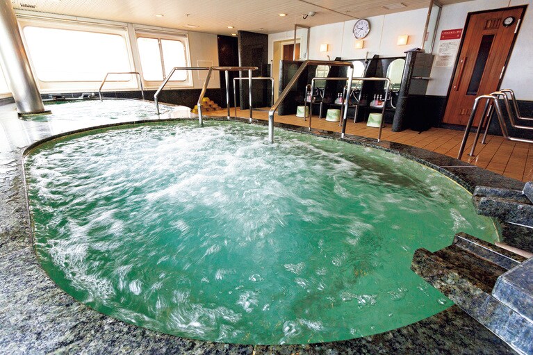 海を眺めながらリラックスタイムを過ごせる展望浴場。サウナも完備。