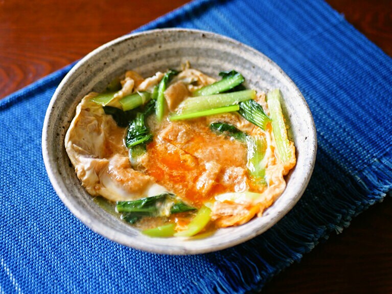 「小松菜と油揚げの煮びたし」を卵とじに。