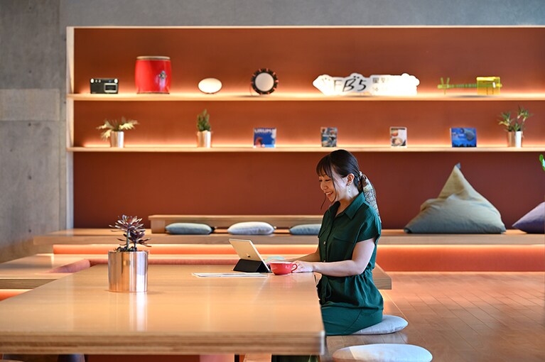 「いろんな場所でワーケーションできるのもいいですね。TAMARIBAのテーブルもとても作業しやすかったです」。帰りのリムジンバスを待つ “すき間時間” もしっかり活用できます。