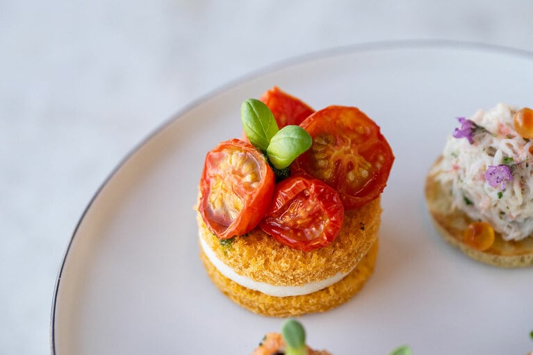 「モッツァレラとトマトコンフィ バジルソースのサンドウィッチ」。