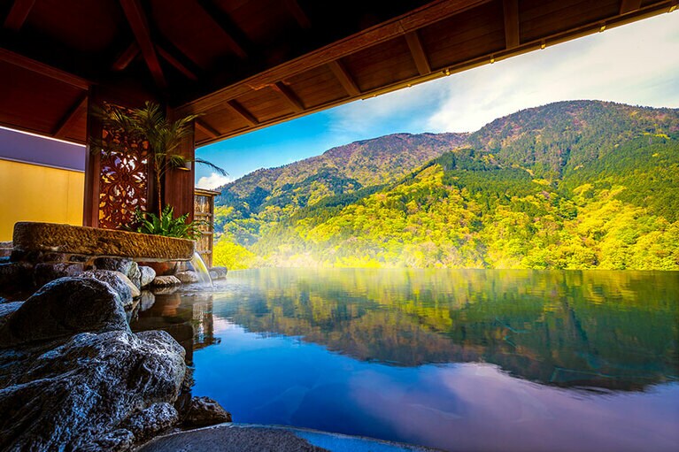 箱根吟遊［神奈川／箱根宮ノ下温泉］山のインフィニティ露天風呂 昼。