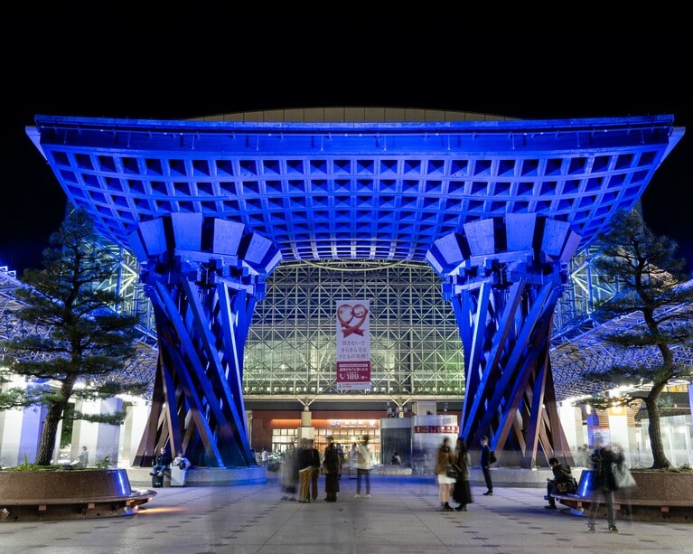 夜になると荘厳にライトアップされる金沢駅・鼓門。駅前からホテルへは車で約10分。