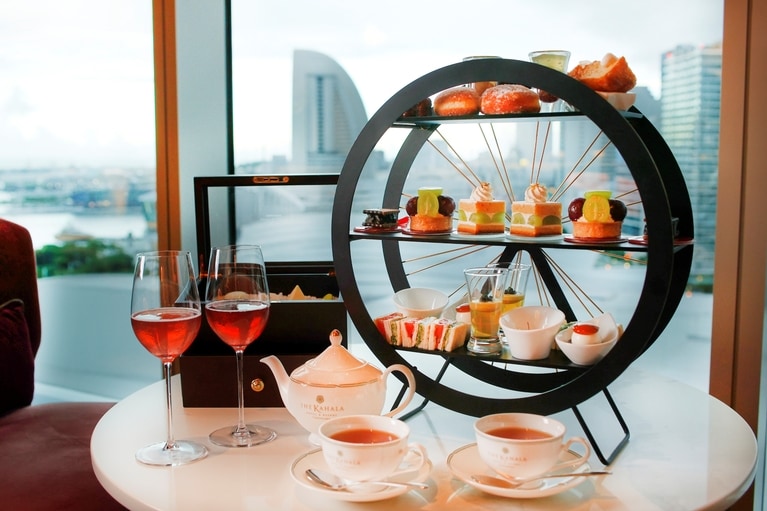 「巨峰＆シャインマスカットアフタヌーンティー」のイメージ。1名10,120円（税・サ込）。※数量限定、完全予約制