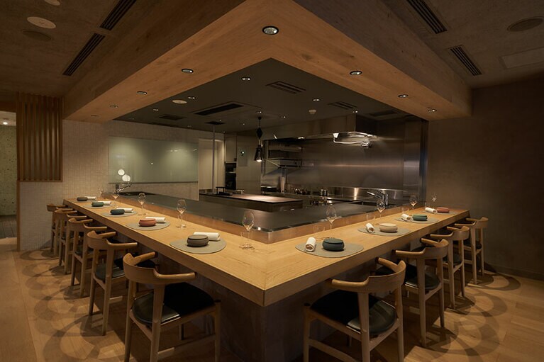 トワヴィサージュのカウンター席はキッチン＝舞台を囲むような設え。