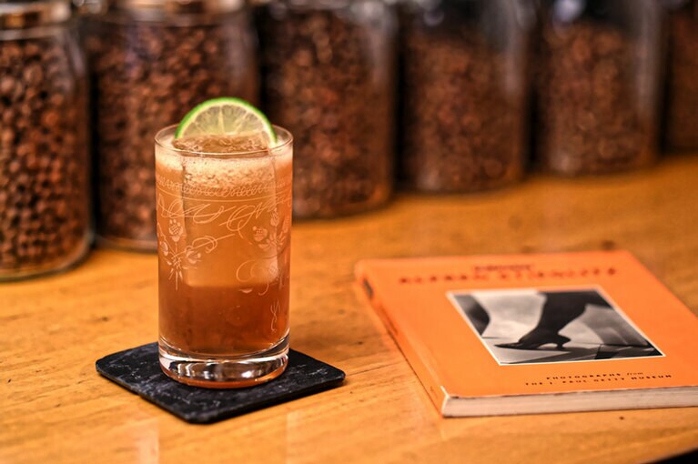 「ボストンコーヒーパーティー」1,000円。ボストンクーラーをGALLAGE風にアレンジ。バカルディホワイトラムとコロンビア産の豆を合わせた自家製のコーヒーリキュールにジンジャーエールを加え、ライムを絞る。