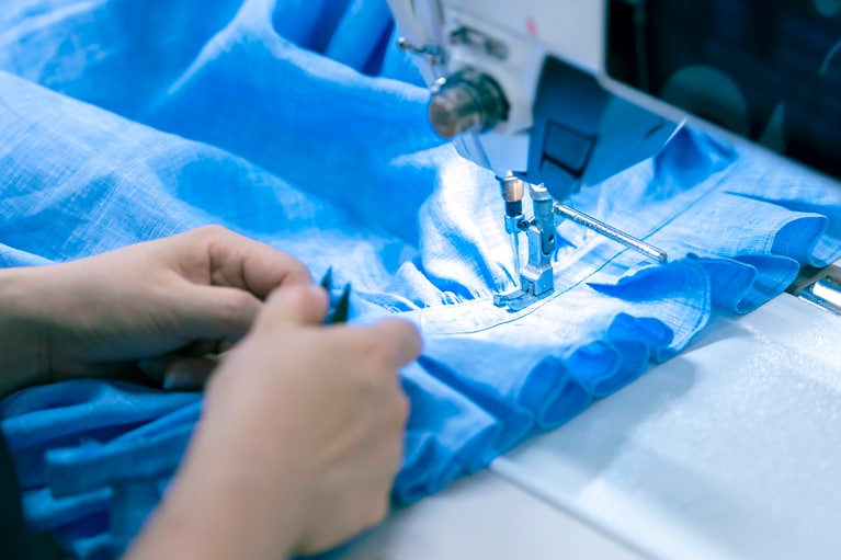 縫製は、ノッチと呼ばれる印に沿って行われる。ネストローブの服にはノッチが多いのも特徴。ノッチを増やすと、作業の工程が増え、縫製も複雑に。それでも、手間を惜しまないことで、シルエットと着心地が格段によくなるのだそう。