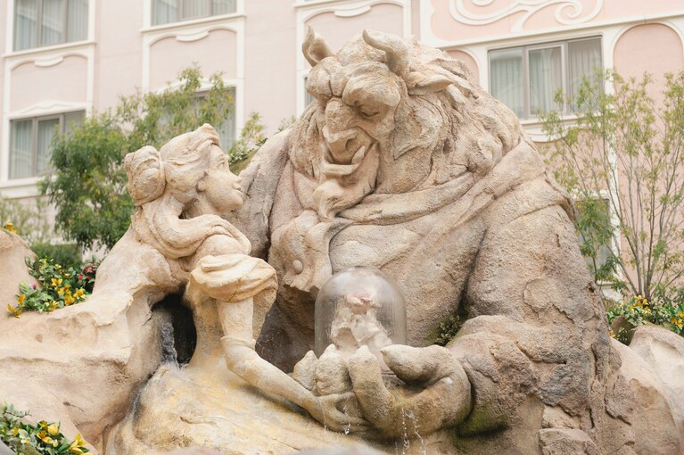 優しく見つめ合うベルと野獣。