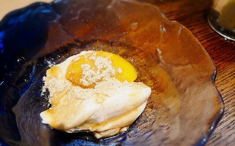 下には上品な甘さの黒蜜が。最後まで抜かりなし。