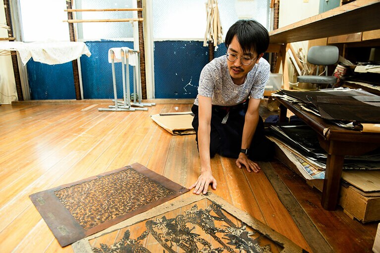 型紙を選ぶ知念さん。「あまり難しくない柄がいいですよね」。