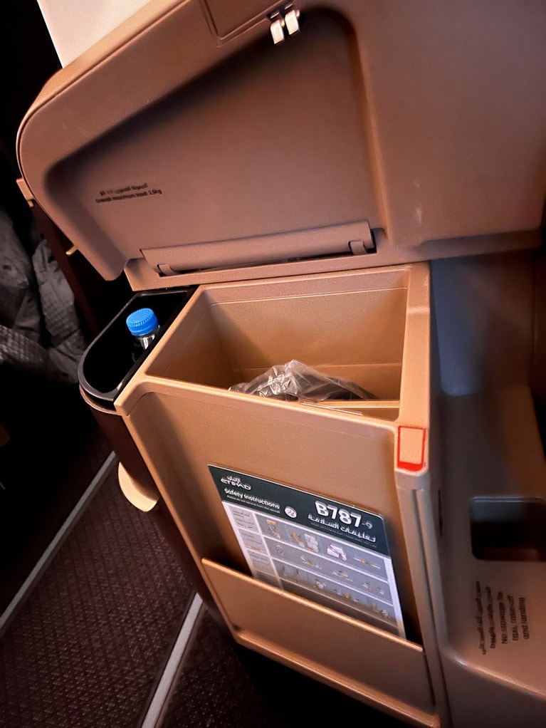 背もたれの横のサイドテーブルを開けると、収納スペースになっている。