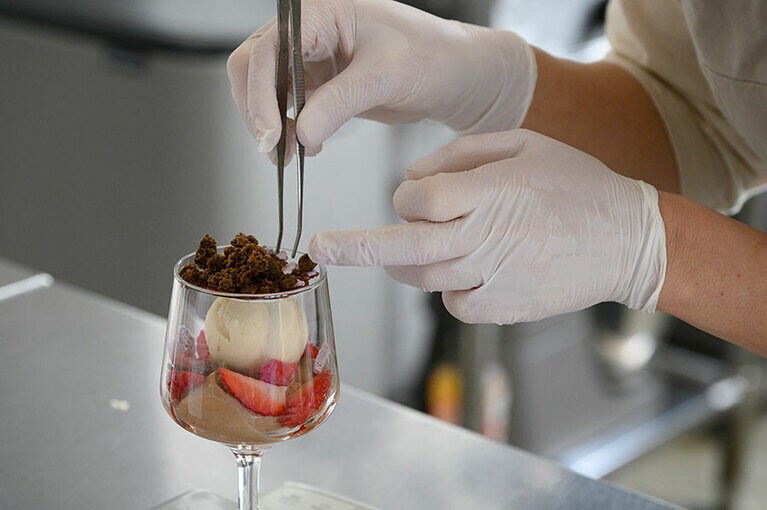 三種類のイチゴを際立たせる。