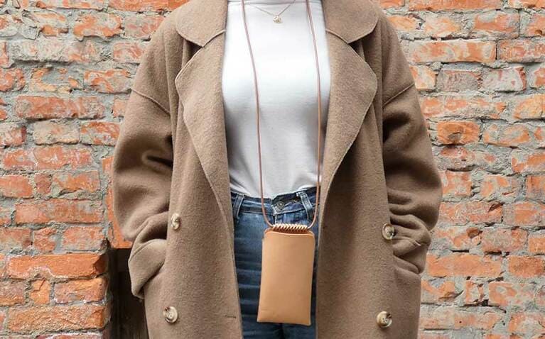 スマートフォン用のポーチは自分へのご褒美土産にいかが？