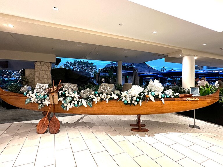 アウトリガー・リーフのエントランスにあるプレゼントを載せたカヌー。