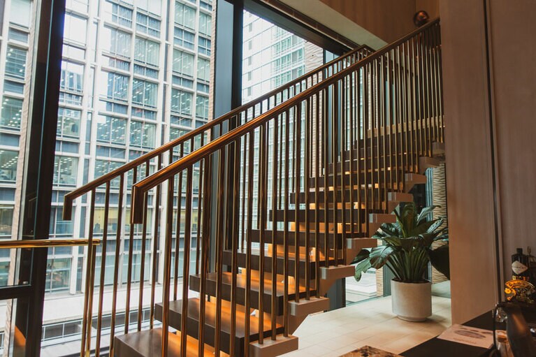 9Fと10Fを行き来する階段。雰囲気の異なるフロアをつなぎます。