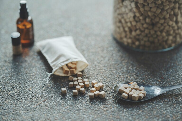 石川県白山市のアロマ蒸留所「EarthRing」が手がける香り豊かなアロマオイルを、石川県産のヒバチップに振りかけ、お土産として持ち帰り可能。(photo：shuhei tonami)