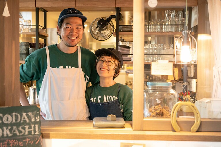 左／山崎高志さん、右／さおりさん。