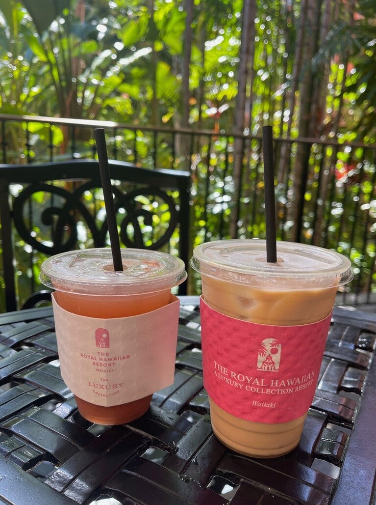 左から「グァバジュース」「ロイヤルハワアンラテ」。