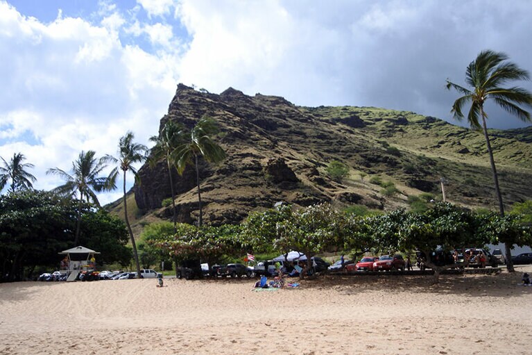 西海岸の人気ビーチ、マカハは道をはさんですぐのところに断崖がそそりたっています。