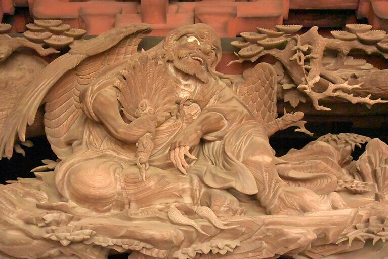 外陣の正面にある「天狗と牛若丸」。つい、天狗の迫力に目が……。